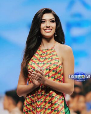 Letícia Frota Instagram - VIENAM BEAUTY FASHION FEST - EDIÇÃO DAS ESTRELAS ✨

Que honra viver essa experiência e estar nesse grande palco, vestindo importantes marcas do Vietnã e conhecendo o trabalho de grandes estilistas ao lado da Miss Mundo 2019 @toniannsingh, Miss Mundo 2024 @krystyna_pyszko, todas as rainhas continentais e a organização do @missworld e @missworldvietnam. Um momento inesquecível em meu coração. 

VIENAM BEAUTY FASHION FEST - ALL STARS SEASON ✨

What an honor to live this experience and be on this big stage, wearing important brands from Vietnam and getting to know the work of great designers alongside Miss World 2019 @toniannsingh, Miss World 2024 @krystyna_pyszko, all the continental queens and the organization of @missworld and @missworldvietnam. An unforgettable moment in my heart. 
 
#VBFF #VBFFAllStars #VietnamBeautyFashionFest #SenVang  #SenVangEntertainment #MissWorld