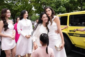Letícia Frota Instagram - Em nosso primeiro dia no Vietnã, tivemos uma recepção inesquecível preparada pelo @missworldvietnam e @mrworldvietnam. Também tivemos a alegria de conhecer o “SOS Village” trabalhando pelo Beleza com Propósito no Vietnã. Foi incrível ver os sorrisos e olhares sonhadores de cada uma das crianças que tivemos a honra de conhecer. 💙

On our first day in Vietnam, we had an unforgettable welcome prepared by @missworldvietnam and @mrworldvietnam. We also had the joy of meeting “SOS Village” working for Beauty with Purpose in Vietnam. It was incredible to see the smiles and dreamy looks of each of the children we had the honor of meeting. 💙

@missworld @missbrasiloficial 
Dress @larmes.official