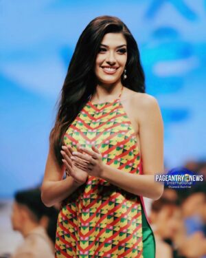 Letícia Frota Instagram - VIENAM BEAUTY FASHION FEST - EDIÇÃO DAS ESTRELAS ✨

Que honra viver essa experiência e estar nesse grande palco, vestindo importantes marcas do Vietnã e conhecendo o trabalho de grandes estilistas ao lado da Miss Mundo 2019 @toniannsingh, Miss Mundo 2024 @krystyna_pyszko, todas as rainhas continentais e a organização do @missworld e @missworldvietnam. Um momento inesquecível em meu coração. 

VIENAM BEAUTY FASHION FEST - ALL STARS SEASON ✨

What an honor to live this experience and be on this big stage, wearing important brands from Vietnam and getting to know the work of great designers alongside Miss World 2019 @toniannsingh, Miss World 2024 @krystyna_pyszko, all the continental queens and the organization of @missworld and @missworldvietnam. An unforgettable moment in my heart. 
 
#VBFF #VBFFAllStars #VietnamBeautyFashionFest #SenVang  #SenVangEntertainment #MissWorld