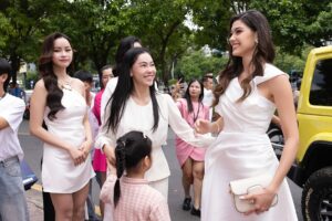 Letícia Frota Instagram - Em nosso primeiro dia no Vietnã, tivemos uma recepção inesquecível preparada pelo @missworldvietnam e @mrworldvietnam. Também tivemos a alegria de conhecer o “SOS Village” trabalhando pelo Beleza com Propósito no Vietnã. Foi incrível ver os sorrisos e olhares sonhadores de cada uma das crianças que tivemos a honra de conhecer. 💙

On our first day in Vietnam, we had an unforgettable welcome prepared by @missworldvietnam and @mrworldvietnam. We also had the joy of meeting “SOS Village” working for Beauty with Purpose in Vietnam. It was incredible to see the smiles and dreamy looks of each of the children we had the honor of meeting. 💙

@missworld @missbrasiloficial 
Dress @larmes.official