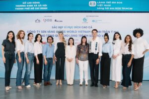 Letícia Frota Instagram - Em nosso primeiro dia no Vietnã, tivemos uma recepção inesquecível preparada pelo @missworldvietnam e @mrworldvietnam. Também tivemos a alegria de conhecer o “SOS Village” trabalhando pelo Beleza com Propósito no Vietnã. Foi incrível ver os sorrisos e olhares sonhadores de cada uma das crianças que tivemos a honra de conhecer. 💙

On our first day in Vietnam, we had an unforgettable welcome prepared by @missworldvietnam and @mrworldvietnam. We also had the joy of meeting “SOS Village” working for Beauty with Purpose in Vietnam. It was incredible to see the smiles and dreamy looks of each of the children we had the honor of meeting. 💙

@missworld @missbrasiloficial 
Dress @larmes.official