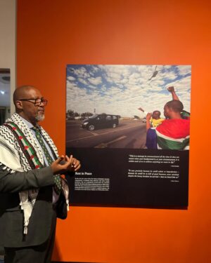 Letícia Frota Instagram - Na Tour #BeautyWithAPurpose pela África do Sul, tivemos a honra de sermos recebidos pelo neto de Nelson Mandela, que nos guiou por um passeio emocionante pelas casas de seu avô e pela Fundação Nelson Mandela. Cada detalhe compartilhado trouxe à tona a grandiosidade e a profundidade do legado de Mandela. Aprender sobre sua luta, perseverança e visão de um mundo mais justo nos inspira a continuar batalhando por um futuro melhor. Um momento importante e inesquecível que ficará para sempre em nossos corações. 💚

On the #BeautyWithAPurpose Tour through South Africa, we were honored to be hosted by Nelson Mandela’s grandson, who led us on an emotional tour of his grandfather’s homes and the Nelson Mandela Foundation. Every detail shared brought to light the grandeur and depth of Mandela’s legacy. Learning about their struggle, perseverance and vision for a more just world inspires us to continue fighting for a better future. An important and unforgettable moment that will forever remain in our hearts. 💚