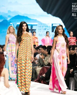 Letícia Frota Instagram - VIENAM BEAUTY FASHION FEST - EDIÇÃO DAS ESTRELAS ✨

Que honra viver essa experiência e estar nesse grande palco, vestindo importantes marcas do Vietnã e conhecendo o trabalho de grandes estilistas ao lado da Miss Mundo 2019 @toniannsingh, Miss Mundo 2024 @krystyna_pyszko, todas as rainhas continentais e a organização do @missworld e @missworldvietnam. Um momento inesquecível em meu coração. 

VIENAM BEAUTY FASHION FEST - ALL STARS SEASON ✨

What an honor to live this experience and be on this big stage, wearing important brands from Vietnam and getting to know the work of great designers alongside Miss World 2019 @toniannsingh, Miss World 2024 @krystyna_pyszko, all the continental queens and the organization of @missworld and @missworldvietnam. An unforgettable moment in my heart. 
 
#VBFF #VBFFAllStars #VietnamBeautyFashionFest #SenVang  #SenVangEntertainment #MissWorld