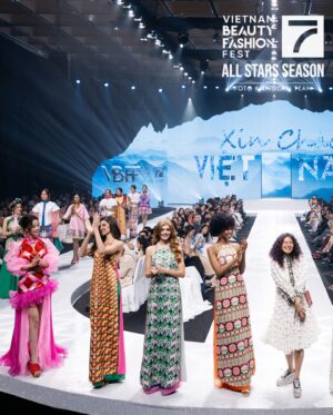 Letícia Frota Instagram - VIENAM BEAUTY FASHION FEST - EDIÇÃO DAS ESTRELAS ✨

Que honra viver essa experiência e estar nesse grande palco, vestindo importantes marcas do Vietnã e conhecendo o trabalho de grandes estilistas ao lado da Miss Mundo 2019 @toniannsingh, Miss Mundo 2024 @krystyna_pyszko, todas as rainhas continentais e a organização do @missworld e @missworldvietnam. Um momento inesquecível em meu coração. 

VIENAM BEAUTY FASHION FEST - ALL STARS SEASON ✨

What an honor to live this experience and be on this big stage, wearing important brands from Vietnam and getting to know the work of great designers alongside Miss World 2019 @toniannsingh, Miss World 2024 @krystyna_pyszko, all the continental queens and the organization of @missworld and @missworldvietnam. An unforgettable moment in my heart. 
 
#VBFF #VBFFAllStars #VietnamBeautyFashionFest #SenVang  #SenVangEntertainment #MissWorld