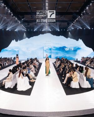 Letícia Frota Instagram - VIENAM BEAUTY FASHION FEST - EDIÇÃO DAS ESTRELAS ✨

Que honra viver essa experiência e estar nesse grande palco, vestindo importantes marcas do Vietnã e conhecendo o trabalho de grandes estilistas ao lado da Miss Mundo 2019 @toniannsingh, Miss Mundo 2024 @krystyna_pyszko, todas as rainhas continentais e a organização do @missworld e @missworldvietnam. Um momento inesquecível em meu coração. 

VIENAM BEAUTY FASHION FEST - ALL STARS SEASON ✨

What an honor to live this experience and be on this big stage, wearing important brands from Vietnam and getting to know the work of great designers alongside Miss World 2019 @toniannsingh, Miss World 2024 @krystyna_pyszko, all the continental queens and the organization of @missworld and @missworldvietnam. An unforgettable moment in my heart. 
 
#VBFF #VBFFAllStars #VietnamBeautyFashionFest #SenVang  #SenVangEntertainment #MissWorld