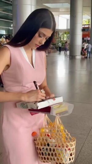 Letícia Frota Instagram - Thank you Vitnam for your wonderful welcome, kindness and support. And thank you @missworldvietnam for having us. 🇻🇳

Obrigado Vietnã pela incrível recepção, gentileza e apoio. Obrigada @missworldvietnam por nos receber. 🇻🇳

🌎 @missworld @missbrasiloficial 
Thank you for these videos @nhuthuyen_2206