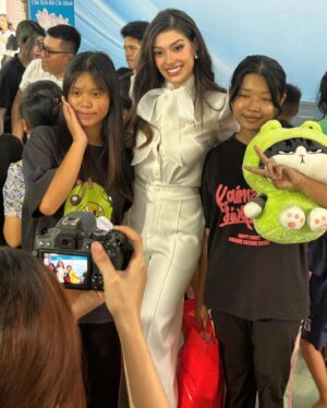 Letícia Frota Instagram - Fã reage emocionada ao encontrar @letticiafrota , Miss Brasil Mundo e Miss Mundo Americas, em visita ao projeto social SOS Village, no Vietnã. Letícia acompanha a equipe do Miss Mundo em viagem que faz parte do “World Tour”, do @missworld . Nesta ocasião, foram doados ao projeto 10 mil dólares em nome do Beleza com Propósito e cestas básicas às famílias presentes. 

#missbrasilmundo #missbrasil #missworldbrazil #missworldamericas #belezacomproposito #beautywithapurpose #missworld
