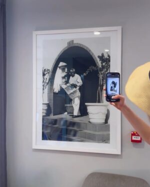 Letícia Frota Instagram - Na Tour #BeautyWithAPurpose pela África do Sul, tivemos a honra de sermos recebidos pelo neto de Nelson Mandela, que nos guiou por um passeio emocionante pelas casas de seu avô e pela Fundação Nelson Mandela. Cada detalhe compartilhado trouxe à tona a grandiosidade e a profundidade do legado de Mandela. Aprender sobre sua luta, perseverança e visão de um mundo mais justo nos inspira a continuar batalhando por um futuro melhor. Um momento importante e inesquecível que ficará para sempre em nossos corações. 💚

On the #BeautyWithAPurpose Tour through South Africa, we were honored to be hosted by Nelson Mandela’s grandson, who led us on an emotional tour of his grandfather’s homes and the Nelson Mandela Foundation. Every detail shared brought to light the grandeur and depth of Mandela’s legacy. Learning about their struggle, perseverance and vision for a more just world inspires us to continue fighting for a better future. An important and unforgettable moment that will forever remain in our hearts. 💚