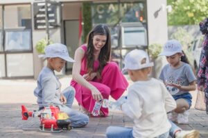 Letícia Frota Instagram - Mais registros dos especiais momentos que tive junto com o @missworld. Fizemos uma visita a um consultório odontológico de um médico que proporciona tratamento gratuito a várias crianças e podemos ter um momento de muitas brincadeiras e conversas com as crianças. E claro, uma recepção única em Soweto! 💙

More records of the special moments I had with @missworld. We visited a doctor’s dental office that provides free treatment to several children and we were able to have a lot of games and conversations with the children. And of course, a unique reception in Soweto! 💙

📸 by @stephensegal_za 

@missworld #BeautyWithAPurpose