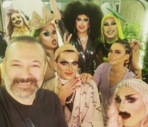 Levent Üzümcü Instagram - Kendi hırsızlık ve insansızlıkları fark edilmesin diye Dünyanın bütün faşistlerinin ortak derdi, başkalarının nasıl yaşadığıdır. O yüzden âhlâkı iki bacağın arasına sıkışmış bir şey gibi göstermeye çalışırlar. Merak eden olursa, filmimiz gayet iyi gidiyor.