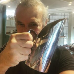 Levent Üzümcü Instagram - Elimde tuttuğum aletin adını bilenler alta yazsın lütfen (lütfen çiğleşmeden).