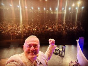 Levent Üzümcü Instagram - Harbiye açık hava tiyatrosunda Rüstem Oğlu Cemâl’in Tuhaf Hikâyesini izleyen 5 bin kişi size selâm söyledi. 😊✊️