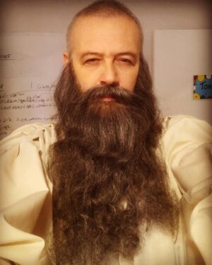 Levent Üzümcü Instagram - Tarihin en bilinen hezârfenini oynadım, bu fotoğraf, Ben Kimim? projesinde canlandırdığım Leonardo da Vinci’ye hazırlanmam aşamasında çekildi.
