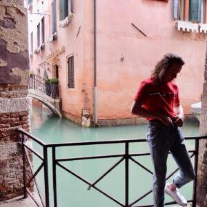 Levi Miller Instagram - Lettin’ my hair down in Venezia! 🎭❤️