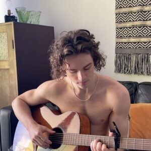 Levi Miller Instagram - Bit of birthday guitar and climbing 🎂