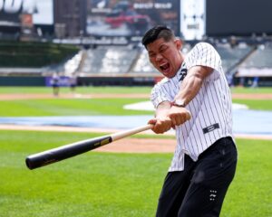 Li Jingliang Instagram - You like baseball? Guess where I am. 
@mlb @whitesox