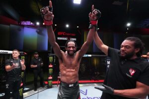 Li Jingliang Instagram - Great fight @neil_magny170! I watched till the very end to make sure the judges didn’t make the ref raise D-Rod’s hand😉