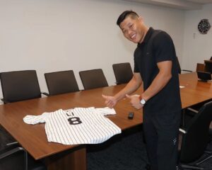 Li Jingliang Instagram - You like baseball? Guess where I am. 
@mlb @whitesox