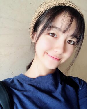 Li Landy Instagram - 这次的条形码是真的了呦！
😋😋😋
#fringe #newhair