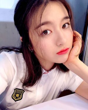 Li Landy Instagram - Cherry girl.🍒
#cherry #gir （莫名醒的很早的早晨，来发张库存^ー゜)