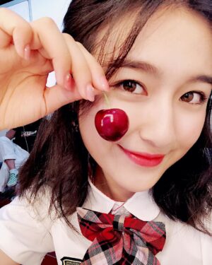 Li Landy Instagram - Cherry girl.🍒
#cherry #gir （莫名醒的很早的早晨，来发张库存^ー゜)
