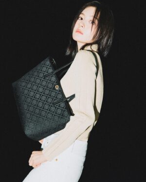 Li Landy Instagram - 🖤
@toryburch 
#toryburch