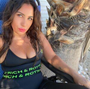 Liana Mendoza Instagram - @richandrotten Anyone care to join me? I needed a break today. A day just for me. Feeling So rich. So Rotten. Yes, Being @richandrotten is absolutely yummy 🤤 This summer Im pretty much living in this comfy gear and going straight from gym to swim. Swipe left to see...who wants to get in with me???