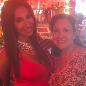 Liana Mendoza Instagram - Another smashing show 💅🏽 thank you @hahacomedyclub @thepaulrodriguez @jmegirl25 @vickierocks55 @cbdproductsbylovelylia @kylewjolly @shaunulrich13 #iamnotarobot #comedyshow #comedyclub #goofygirls #golddigger #wealth #standupcomedy #boujee #boujie #wealthymen #wealthymenonly #idontlikeit #sugardaddies #lianamendoza #latinosunidos