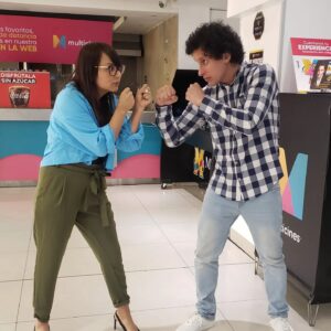 Lider Medranda Hernández Instagram - Son los primeros y no serán los únicos 🤟 

El sueño del cine ecuatoriano regresa con más fuerza que nunca 🤘🇪🇨

Hoy 👌 gracias a @jorgeulloaaa  @natalyvalencia.v @juliopani_ y much@s más profesionales ecuatorian@s 🙌 nuestro querido Ecuador 🇪🇨 llegó a Hollywood pisando más fuerte que machete en monte en @primevideomx 💥 Su serie Put@s Redes Sociales #PRSlaserie ya está en el puesto 3 del Top 10 de la plataforma ubicando nuestro arte audiovisual a niveles mayores de series como Los Anillos de Poder o La Rueda del Tiempo 😇😅

Muchas gracias a @estudiotess por esta histórica invitación cuya organización salió perfecta 💚

Espero que Jorge y Nataly no sean los únicos 👊 Vamos todos por el pastelito mijoslindos 😁