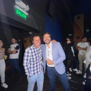 Lider Medranda Hernández Instagram - Son los primeros y no serán los únicos 🤟 

El sueño del cine ecuatoriano regresa con más fuerza que nunca 🤘🇪🇨

Hoy 👌 gracias a @jorgeulloaaa  @natalyvalencia.v @juliopani_ y much@s más profesionales ecuatorian@s 🙌 nuestro querido Ecuador 🇪🇨 llegó a Hollywood pisando más fuerte que machete en monte en @primevideomx 💥 Su serie Put@s Redes Sociales #PRSlaserie ya está en el puesto 3 del Top 10 de la plataforma ubicando nuestro arte audiovisual a niveles mayores de series como Los Anillos de Poder o La Rueda del Tiempo 😇😅

Muchas gracias a @estudiotess por esta histórica invitación cuya organización salió perfecta 💚

Espero que Jorge y Nataly no sean los únicos 👊 Vamos todos por el pastelito mijoslindos 😁