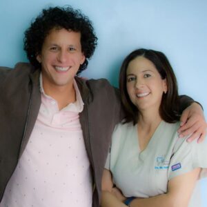 Lider Medranda Hernández Instagram - Mijolindo 👊 Me ayudaría mucho que cualquier molestia en tu dentadura 🤍 la revises en @montalvodentalcare 

Una muela puede doler tanto como la traición de tu ex 🦷💔 pero con ellos no habrán preocupaciones.

Su "gas de la risa" (Óxido nitroso) me quitó cualquier pregunta sobre el dolor por el tratamiento 💪Salí más relajado y feliz 💙

El óxido nitroso me mantuvo en estado de sedación consciente, es decir, tranquilo y contento, mientras trabajaron mi endodoncia.

Pregunté: "¿Me va a doler?" y me dijeron: "Para nada 👍"

Al final ya exageré la risa y la doctora se preguntó si todavía tenía el efecto o si estoy loco 😅