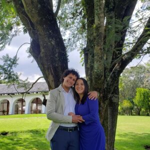 Lider Medranda Hernández Instagram - Se casó mi cuñado e imaginé mis ahorros invertidos en una Boda espectacular 🤩🙌 Llegué a mi casa y los imaginé invertidos en una PC Gamer 🎮🍻 Llegué al banco y vi que no tenía ahorros... Las decisiones de adulto independiente son complicadas 😇🤣

Te mando un beso infinito y universal @majozabalaca 😍 Obviamente escogería la boda 🥰😘... 

Mentira 😈