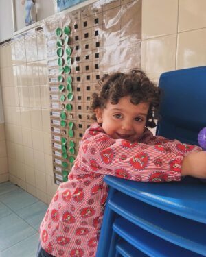 Lídia Muñoz Instagram - O meu bebé foi pela primeira vez para a creche com 2 anos e três meses. 
O meu bebé… 💜

No primeiro dia (ontem) foi apenas 1 hora e meia e quando o fomos buscar não queria ir embora. Esteve o tempo todo até ir dormir a falar na escola e hoje quando acordou disse logo que queria ir ver os amigos 🥹
Fomos levá-lo às 9h15, deu-nos um beijinho e disse até logo. Fomos falando com a educadora que nos foi dizendo que ele estava muito bem disposto. Almoçou, fez a sesta e ficou o dia todo. Quando chegámos ainda nos mostrou a sala onde brincou, a sala onde comeu e a sala onde dormiu.
Quando é que o meu bebé cresceu assim?

Temos muita sorte com a escola e com quem está com o nosso miúdo. 

♥️