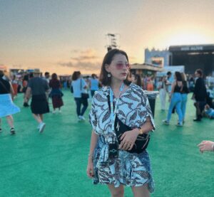 Lídia Muñoz Instagram - Deixámos o puto nos avós e fomos namorar para o @nos_alive ao som dos @arcticmonkeys ♥️