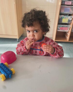 Lídia Muñoz Instagram - O meu bebé foi pela primeira vez para a creche com 2 anos e três meses. 
O meu bebé… 💜

No primeiro dia (ontem) foi apenas 1 hora e meia e quando o fomos buscar não queria ir embora. Esteve o tempo todo até ir dormir a falar na escola e hoje quando acordou disse logo que queria ir ver os amigos 🥹
Fomos levá-lo às 9h15, deu-nos um beijinho e disse até logo. Fomos falando com a educadora que nos foi dizendo que ele estava muito bem disposto. Almoçou, fez a sesta e ficou o dia todo. Quando chegámos ainda nos mostrou a sala onde brincou, a sala onde comeu e a sala onde dormiu.
Quando é que o meu bebé cresceu assim?

Temos muita sorte com a escola e com quem está com o nosso miúdo. 

♥️