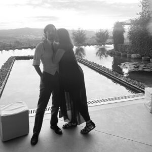 Lídia Muñoz Instagram - 3 anos do amor mais inusitado e improvável de sempre. O Tiago entrou assim sem pedir licença na vida de uma miúda que vivia com alguém 60 anos mais velho. E acho que soube que ele era o homem da minha vida quando ele tratou da minha avó como se fosse dele e quando o conheci como pai.
Passei a fase mais dolorosa e a fase mais feliz da minha vida com ele.

3 anos de nós e às vezes odeio-o mas o amor fica sempre por cima.

Amo-te 🩷