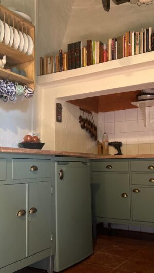 Lídia Muñoz Instagram - Como prometido aqui está o antes e depois da nossa cozinha ❤️

Como alguns de vocês sabem, estamos a remodelar a nossa casa da amareleja e estamos a fazer tudo com as nossas mãozinhas e com coisas que apanhámos do lixo, de famílias que estão a vazar casas e de associações. Tenho partilhado tudo em stories e está no destaque do meu perfil pra quem quiser dar uma olhada.
Isto de fazermos tudo com as nossas mãos dá um prazer enorme mas ao mesmo tempo um trabalhão e uma enorme dor de cabeça. Tem sido muito bom partilhar tudo isto convosco.
Os móveis ficaram lindos naquele verde e as paredes da cozinha pintámos de baunilha e as tintas são todas da @tintasbarbot ❤️
E os tecidos que tapam o esquentador e da bancada são da @beatrizdospanos.
Um obrigada à @linocaanjos que ajudou a pintar a cozinha e a casa de banho e ao meu pai @arturanjos que fez toda a parte de electricidade.

Continuem por aqui a acompanhar que convosco é bem mais divertido e tenho adorado ler as vossas sugestões 💜