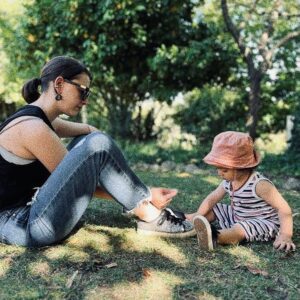 Lídia Muñoz Instagram - O Amadeo hoje passou o dia a fazer cocorococo, muuuu e qua qua qua na @qpolivais 😁💜