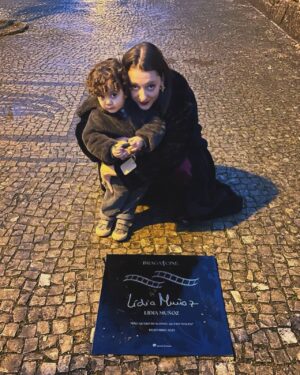 Lídia Muñoz Instagram - Avó, Pai e filho, ganhei um prémio e uma placa com o meu nome 🤭🫶

Obrigada @bragacine_filmfestival 

💜