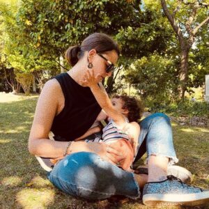 Lídia Muñoz Instagram - O Amadeo hoje passou o dia a fazer cocorococo, muuuu e qua qua qua na @qpolivais 😁💜