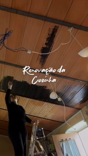 Lídia Muñoz Instagram - Agora que já viram os nossos móveis de cozinha, chegou a altura de vos mostrar a nossa cozinha por inteiro ❤️

Sim, vão perceber que começámos a nossa cozinha do zero e neste vídeo até parece que foi fácil mas não 🙈🤭

Tivemos a ajuda do meu pai para a electricidade e da Lina para pintar.

Usámos as @tintasbarbot tanto para os móveis como já tinham visto, como para as paredes e para o tecto!

Muito orgulhosa do nosso trabalho de equipa 💪🏻❤️

Aproveitem e vão explorar o universo de cores das @tintasbarbot 🌈