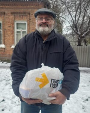 Liev Schreiber Instagram - @rescue.now’s Patronage Project supports elderly Ukrainians in need, providing them with companionship, resources, and a support system. BlueCheck’s grant to Rescue Now keeps the program running so it can care for 600 beneficiaries, many of whom are facing the war alone. 

The program covers: 
- Food 
- Medicine
- Hygiene
- Medical equipment
- Household needs
- Psychological support

Since the beginning of Russia’s invasion of #ukraine, a considerable number of elderly people have been without proper care and attention. Malnutrition, limited financial resources, emotional and mental health challenges, and social isolation are a few of the hardships that the elderly face in Ukraine. 

Please give today so that we can continue getting aid to vetted local organizations that are best situated to identify and address the actual needs on the frontline. bluecheck.in/donate

Thank you!