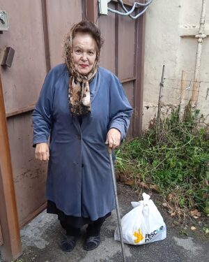 Liev Schreiber Instagram - @rescue.now’s Patronage Project supports elderly Ukrainians in need, providing them with companionship, resources, and a support system. BlueCheck’s grant to Rescue Now keeps the program running so it can care for 600 beneficiaries, many of whom are facing the war alone. 

The program covers: 
- Food 
- Medicine
- Hygiene
- Medical equipment
- Household needs
- Psychological support

Since the beginning of Russia’s invasion of #ukraine, a considerable number of elderly people have been without proper care and attention. Malnutrition, limited financial resources, emotional and mental health challenges, and social isolation are a few of the hardships that the elderly face in Ukraine. 

Please give today so that we can continue getting aid to vetted local organizations that are best situated to identify and address the actual needs on the frontline. bluecheck.in/donate

Thank you!