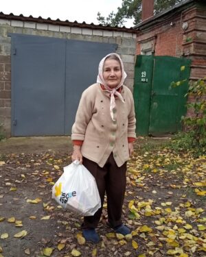 Liev Schreiber Instagram - @rescue.now’s Patronage Project supports elderly Ukrainians in need, providing them with companionship, resources, and a support system. BlueCheck’s grant to Rescue Now keeps the program running so it can care for 600 beneficiaries, many of whom are facing the war alone. 

The program covers: 
- Food 
- Medicine
- Hygiene
- Medical equipment
- Household needs
- Psychological support

Since the beginning of Russia’s invasion of #ukraine, a considerable number of elderly people have been without proper care and attention. Malnutrition, limited financial resources, emotional and mental health challenges, and social isolation are a few of the hardships that the elderly face in Ukraine. 

Please give today so that we can continue getting aid to vetted local organizations that are best situated to identify and address the actual needs on the frontline. bluecheck.in/donate

Thank you!
