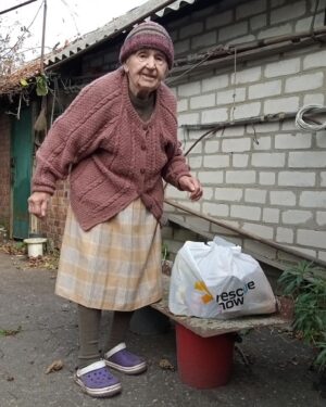Liev Schreiber Instagram - @rescue.now’s Patronage Project supports elderly Ukrainians in need, providing them with companionship, resources, and a support system. BlueCheck’s grant to Rescue Now keeps the program running so it can care for 600 beneficiaries, many of whom are facing the war alone. 

The program covers: 
- Food 
- Medicine
- Hygiene
- Medical equipment
- Household needs
- Psychological support

Since the beginning of Russia’s invasion of #ukraine, a considerable number of elderly people have been without proper care and attention. Malnutrition, limited financial resources, emotional and mental health challenges, and social isolation are a few of the hardships that the elderly face in Ukraine. 

Please give today so that we can continue getting aid to vetted local organizations that are best situated to identify and address the actual needs on the frontline. bluecheck.in/donate

Thank you!