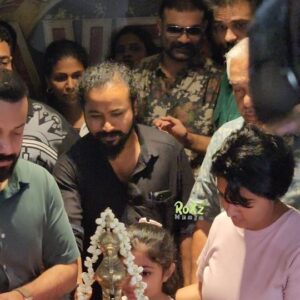 Lijomol Jose Instagram - ലിജോമോൾ പുതിയ ലുക്കിൽ പുതിയ സിനിമ ദാവീദിന്റെ പൂജക്ക്‌ തിരി തെളിയിച്ചപ്പോൾ ✨✨
#daveed
@lijomol #lijomol
