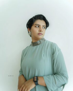 Lijomol Jose Instagram - Favorite color with perfect style ❤️

Jewelry @adorebypriyanka

Outfit @fatiz_official 

Photography @_kiran.photography_ 

Make-up @makeupbyanil 

Styling @zohibzayi