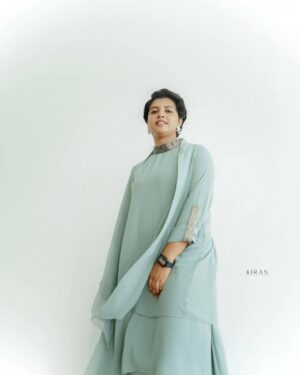 Lijomol Jose Instagram - Favorite color with perfect style ❤️

Jewelry @adorebypriyanka

Outfit @fatiz_official 

Photography @_kiran.photography_ 

Make-up @makeupbyanil 

Styling @zohibzayi