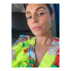 Lili Mirojnick Instagram - The night didn’t pan out how we’d hoped but we went to a real event with real people in real dresses and I didn’t trip wearing heels for the first time in about 2 years so…still a win! So proud of you mommy. Always 🧡 #creativeartsemmys #bridgerton 

Makeup: me via @lindakaufmanbeauty 
Hair: me via @andrew_b_wachter