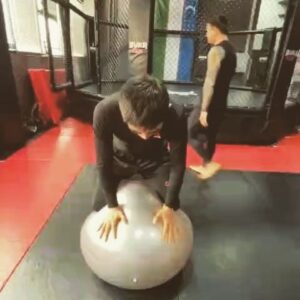 Liliya Shakirova Instagram - Очень хочу чтобы это видео было тут, P.S не повторяйте как на видео.  Главный герой видео @alexton87  прости 🤣🤣🤣#bukaboxing #bukagym #мое неудачное обучение ) #ташкент #Узбекистан ##bjj #jiujitsu #grapling #lifestyle ##учится значит развивать себя)